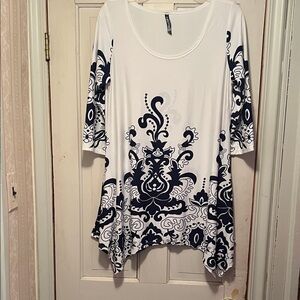 White Mark Women's Top with Navy Floral Design and Side Pockets